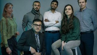 Das SPRIND-Team WEEEefficient: Emma Pustlauk, Alli Hassen (oben), Himanshu Kachroo (unten), Lakshmi Kanth Viswamsetty, Zahra Nourizenouz und Dominic Illing (v.l.n.r.) (Bild: SPRIND/HDZR (Fotomontage KI-generiert))