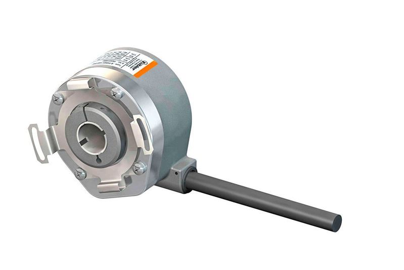 Kübler hat zudem ein völlig neues Produkt entwickelt: den Sendix F5883 in der Version Motor-Line. Ein optischer Hohlwellen-Drehgeber mit einer Bautiefe von 43 mm. Verglichen mit dem Multiturn Drehgeber Sendix 5883 mit mechanischem Getriebe sind hier glatte 27 mm eingespart worden. (Bild: Kübler)