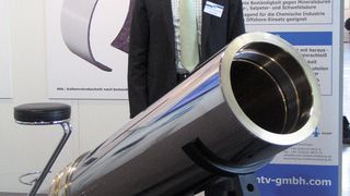 Auf der Fachmesse O&S 2010 hob Heiko Reski, Vertriebsmanager bei der MTV Metallveredelung GmbH & Co. KG, Solingen, die extrem hohe Seewasserbeständigkeit der Schutzschicht NiL 35 hervor. Bild: Kraus (Archiv: Vogel Business Media)