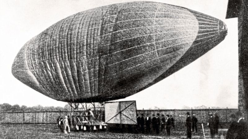 Luftschiff „Deutschland“ von Dr. Friedrich Hermann Wölfert aus dem Jahr 1896 mit 5,1 kW/7 PS starkem Daimler-Zweizylinder-Phönix-Motor. Diesen in V2-Ausführung hatten Daimler und Maybach als Nachfolger der Standuhr entwickelt.  (Bild: Mercedes-Benz)