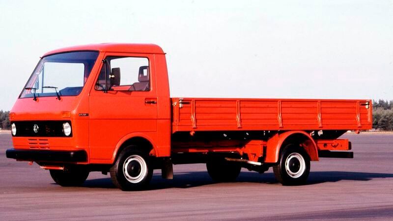 Es gab den LT2 mit drei verschiedenen Radständen (3000 mm, 3550 mm und 4025 mm) sowie zwei unterschiedlichen Dachhöhen. Der längste Radstand ist gut an den gelben Seitenmarkierungsleuchten erkennbar. Aufbauvarianten waren Kasten, Kombi, Pritsche oder Fahrgestell mit Fahrerhaus bzw. Doppelkabine.  (Bild: VWN)
