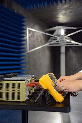 Bild 2: Die Seminarteilnehmer führen gemeinsam drei Messungen im EMV-Labor von RECOM durch. (RECOM)