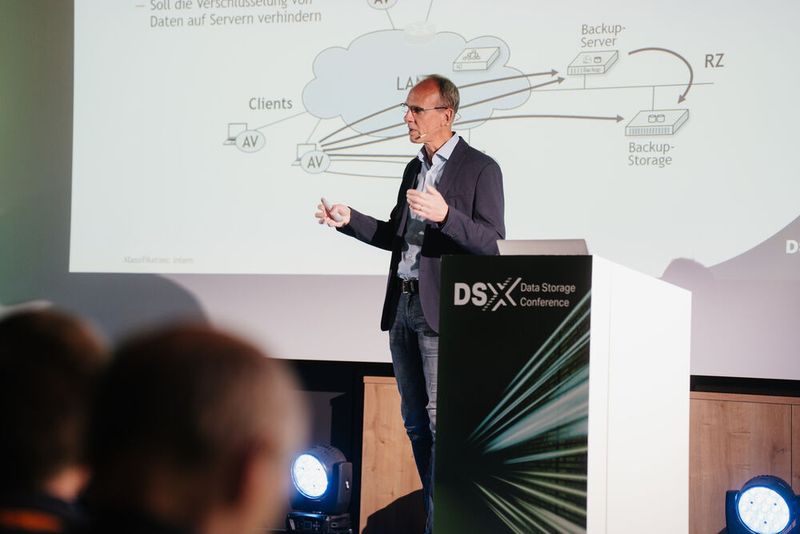 Stefan Strobel von cirosec zeigte in seiner abschließenden Keynote „Ransomware-sichere Backup-Strategien in der Unternehmenspraxis“ Ansätze auf, wie Unternehmen eine möglichst hohe Resilienz erreichen können. (Bild:  Manuel Emme Fotografie)