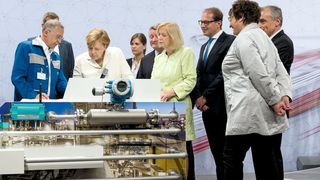 Eine Plattform für Industrie 4.0 in der Chemie: BASF, SAP, Pepperl+Fuchs, Samson und Endress+Hauser präsentierten Bundeskanzlerin Angela Merkel gemeinsam die Möglichkeiten der Digitalisierung. (Maurice Weiss BMWi/Ostkreuz)