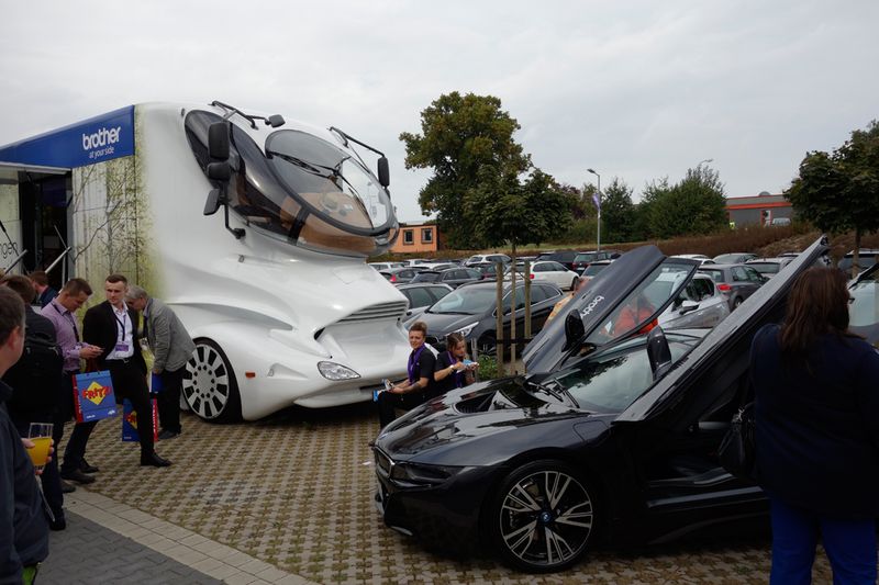 Brother benötigte mit seinen heißen Geräten viel Platz und musste daher draußen parken. (Bild: IT-BUSINESS)