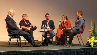 Auf dem Podium diskutierten 2017 Franz-Josef Röttgerkamp von der BMW Group, Moderator und Autoverwerter Hagen Hamm, der Geschäftsführer des Recyclingunternehmens Preuer GmbH Fabian Preuer, Regina Kohlmeyer vom Umweltbundesamt und Knut Rodewald, Geschäftsführer von LRP-Autorecycling (von links nach rechts). (Bild: Andrea Müller/Kaputt GmbH)