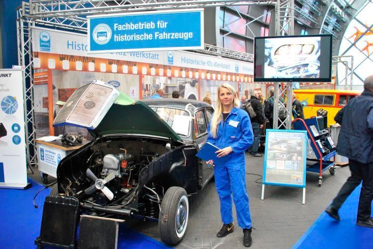 Auch das Kfz-Gewerbe darf auf einer Messe wie dieser natürlich nicht fehlen. Stand-Chef Matthias Kemmer stand mit weiteren Kolleginnen und Kollegen Rede und Antwort. (Dominsky / »kfz-betrieb«)