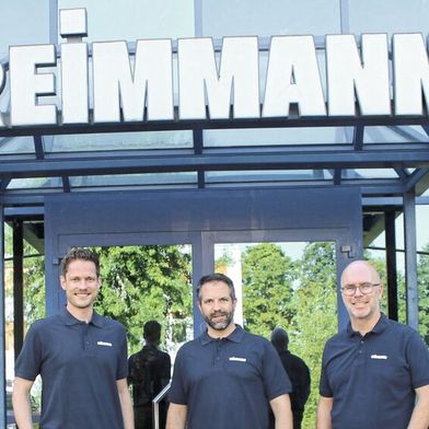 Nach reiflicher Überlegung hat sich Stefan Deak (re.) entschieden, die Nachfolge für sein Unternehmen zu regeln und die Reimmann AG in die Hände von Renato Wenzin als Geschäftsleiter (li.) und Adrian Bangerter als Eigentümer (Mitte) zu übergeben. (Bild: Reimmann AG)