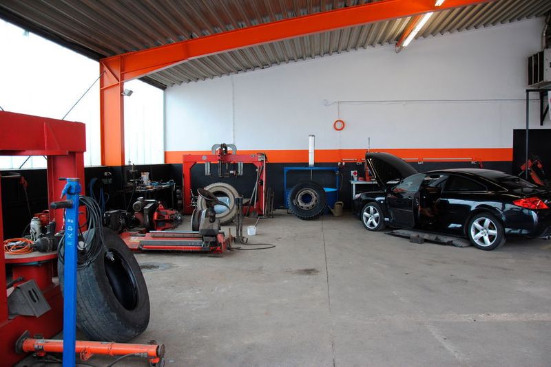 Ausgestattet für die schwere Klasse: Der ehemalige Reifendienst Mayen zählte auch Nutzfahrzeughalter zu seinen Kunden. (Baeuchle / »kfz-betrieb«)