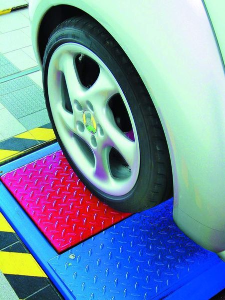 Mit dem MSD 3000 von Maha kann die Werkstatt die Achsdämpfung schnell und eindeutig überprüfen und beurteilen.  (Foto: Maha)