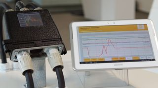 Alle Informationen zu verbauten Komponenten sind in einer Datenbank gespeichert. Über die Identifikation mit einem RFID-Tag sind sie mit einem Tablet-PC jederzeit abrufbar. (Bild: Harting)