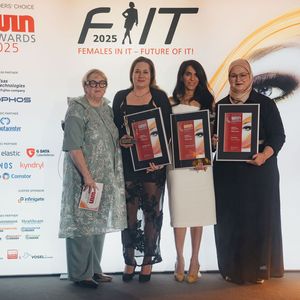 Die Gewinnerinnen aus dem Bereich »Women in eGovernment« | Kategorie » Team Leader«. Zehra Öztürk (Silber), Shéhérazade Preuß (Gold) und Katja Müller-Lind (Platin).(Bild:  Manuel Emme Fotografie)