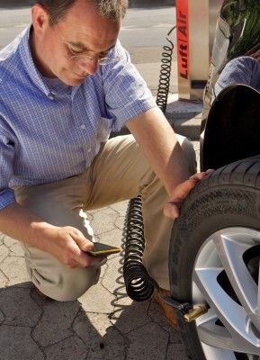 Der Continental „Filling Assistant“ gibt den exakten Druck jedes Reifens am Auto auf dem Smartphone an. (Continental)