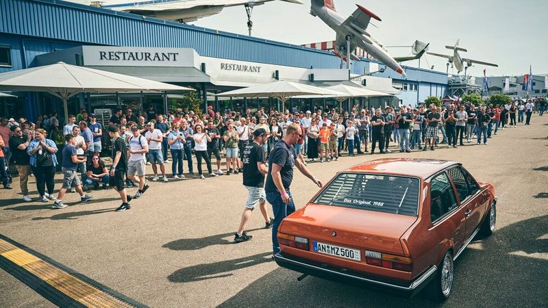 Im Laufe des Tages bewertete und wählte eine erfahrene Jury die Fahrzeuge nach folgenden Kriterien aus: Originalität, Individualität und Qualität. Es stehen Seltenheiten wie ein Opel Astra J OPC CUP-Extreme, VW Golf 1 GTI, Golf 2 GTI oder Opel Rallye im Originalzustand zur Wahl. Keine geringeren als Leif Rohwedder, Leiter von Opel Classic, und in der Tuningszene bekannten Persönlichkeiten wie Marco Degenhardt von Halle 77 sowie die Garage Brothers konnten die Museumsmacher für das CARsting gewinnen.  (Bild: Ralf Engelsmann)