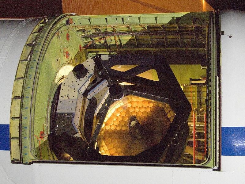 Das Bild zeigt die wabenartige Struktur des Hauptspiegels (NASA)