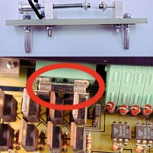 Bild 2: Verleich einer Sicherung in einem Prüfhalter nach DIN IEC 60127-2 (oben) und mit dem Einsatz in einem Clip-Halter in der Paxis (unten). (Bild:  Elschukom, Manfred Rupalla)