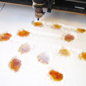 Noch nicht ganz ein 3D-Drucker im engeren sinne: Mit einem herkömmlichen Industriedrucker wird hier Zucker ausgehärtet. Die Heißluft aus der Düse karamellisiert die Kristalle selektiv und färbt die angesteuerten Stellen dunkel.