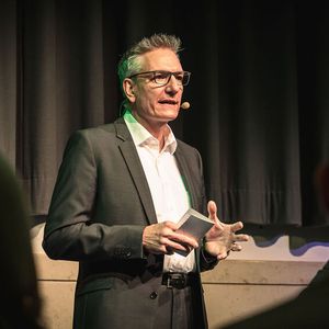 Wolfgang Michel, Chefredakteur der Medienmarke »Gebrauchtwagen Praxis«, verkündete, dass der Gebrauchtwagen Award erstmals in zwei Kategorien vergeben wird: Vertragshandel und freier Handel.(Bild:  Stefan Bausewein)