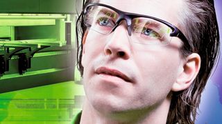 Bild 1: Mit Augmented Reality für die Bedienung von Abkantpressen lassen sich auch komplexe Bauteile mit geringen Stillstandszeiten produzieren. (Bild: Safan Darley)