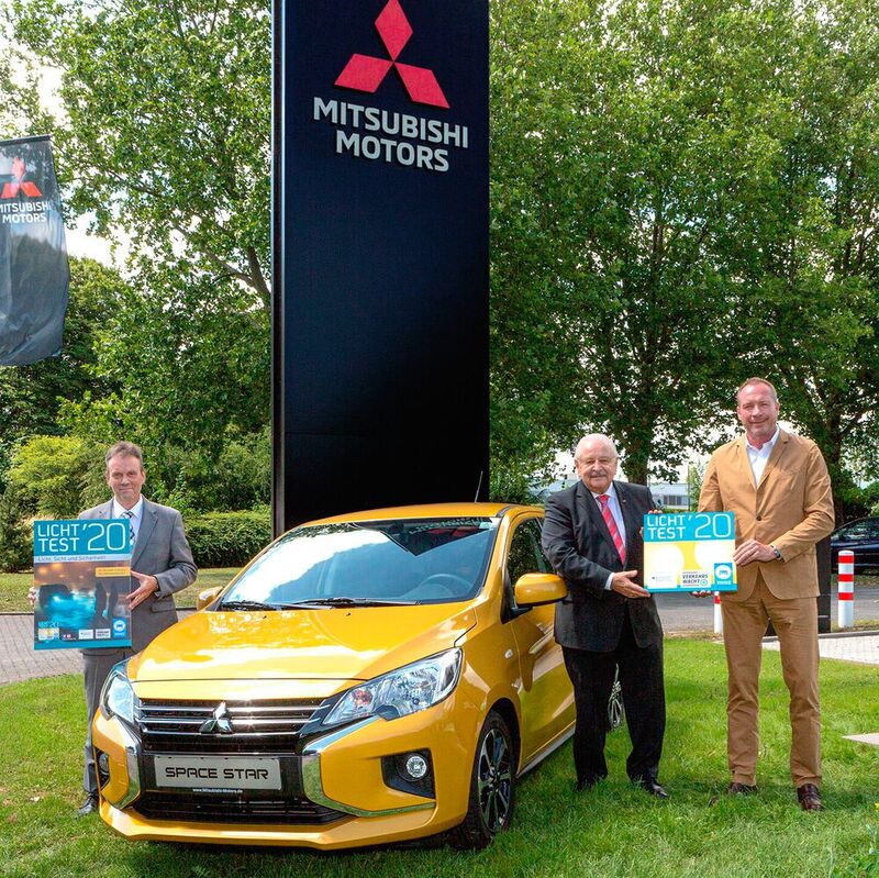 In der Mitsubishi Motors-Zentrale übergaben Kolja Rebstock (r.) und Peter Beck (l.) das Licht-Test-Gewinnerauto, einen Mitsubishi Space Star, an ZDK-Präsident Jürgen Karpinski (M.). 