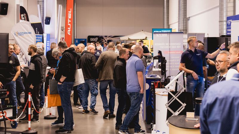 Die Ausstellung ist der zweite Treffpunkt der Tagung: Hier trifft die Werkstatt auf Teile- und Werkzeuglieferanten, Systemanbieter und Dienstleister. (Bild: Stefan Bausewein)