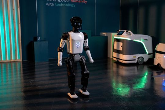 Die United Robotics Group (URG) hat einen humanoiden Prototyp mit ausgewählten Kernfunktionen und ersten Einsatzszenarien gezeigt. (Bild:  United Robotics Group)