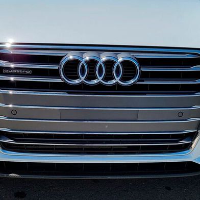 Wieder einer weg! Vom Kunststoffteile-Hersteller Plastic Manufacturing aus Nürnberg kommen etwa hochwertige Kühlergrills für Audi. Weil es aber in der Autoindustrie derzeit schlecht läuft, musste das Unternehmen jetzt den Weg in die Insolvenz antreten. (Bild: Audi)