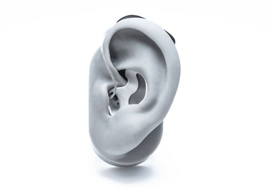 Die patientenspezifischen Keramik-Ohrpassstücke für Hörgeräte werden auf Lithoz-Cera-Fab-S65-Medical-Druckern maßgefertigt.(Bild:  Caddent)