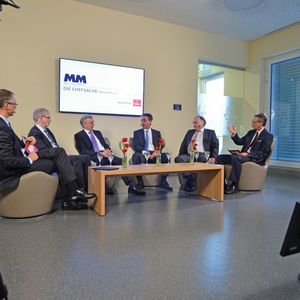 Gemeinsam mit Chefredakteur Frank Jablonski (ganz links) und Fachredakteur Reinhold Schäfer (ganz rechts) diskutierten Prof. Dr.-Ing. Holger Borcherding, Technischer Leiter des Bereichs Innovationen, Lenze; Bernhard Müller, Geschäftsführer Industrie 4.0, Sick; Dr. Omar Sadi, Technischer Geschäftsführer, Getriebebau Nord; Dr.-Ing. Gunther Kegel, Vorsitzender der Geschäftsführung, Pepperl + Fuchs (v.l.n.r.).