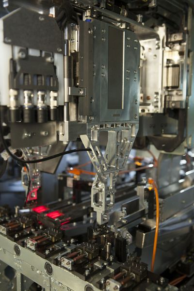 Die Linearmotoreinheiten nehmen in Kettenlaufrichtung des Werkstückträger-Transportsystems und quer dazu den Hub für die einzelnen Montageschritte vor. (Bild: Jann Holzapfel)