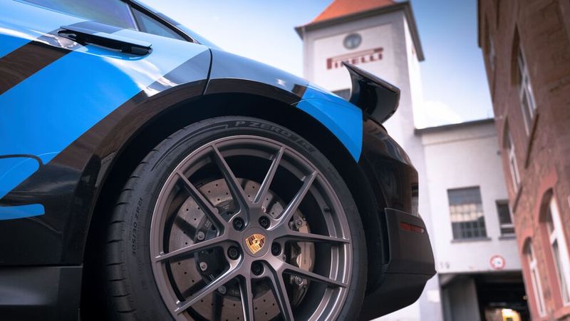 Zugeständnis an die E-Mobilität: Mit dem „P Zero Elect“ gibt es auch eine speziell für leistungsstarke Elektro- und Plug-in-Fahrzeuge entwickelte Variante. Sie ist Teil von Pirelles „Perfect Fit-Strategie“. (Bild: Pirelli)