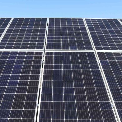 PV-Anlagen stellen kein grundsätzlich erhöhtes Brandrisiko dar, aber sie bergen spezifische Gefahren – insbesondere bei mangelhafter Planung, Installation oder Wartung. Regelmäßige Prüfungen gewährleisten ihre Funktionsfähigkeit und Sicherheit; eine Fachplanung ist entscheidend, um PV-Anlagen sicher und nachhaltig zu betreiben. (Bild: TÜV Hessen)