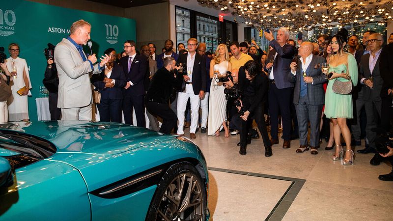 Begrüßt wurden die Gäste von Marek Reichmann, Executive Vice President und Kreativdirektor bei Aston Martin. (Bild: © LANDON NORDEMAN, ALL RIGHTS RESERVED, 2023)