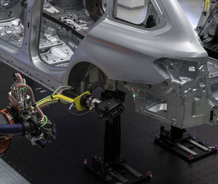 Grün leuchtet der Tracker am 3D-Flächensanner, der den Digitalisierungsvorgang an der BMW-Karosserie unterstützt. (BMW)