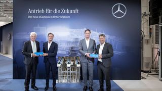 Eröffnung des Batteriekompetenzzentrums von Mercedes-Benz im Werk Untertürkheim (von links): Winfried Kretschmann, Ministerpräsident von Baden-Württemberg, Markus Schäfer, Mercedes-CTO, Ola Källenius, Mercedes-CEO, Robert Habeck, Vizekanzler und Bundesminister für Wirtschaft und Klimaschutz. (Bild: Mercedes-Benz AG)
