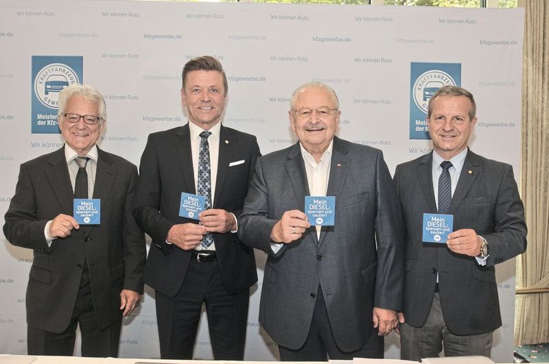 Ja zum Diesel: (v.li.) Harry Brambach (ZDK-Vorstandsmitglied), Wilhelm Hülsdonk (ZDK-Vizepräsident), Jürgen Karpinski (ZDK-Präsident) und Thomas Peckruhn (ZDK-Vizepräsident).  (Bild: Zietz / »kfz-betrieb)