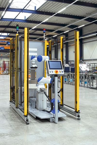 Die flexible End-of-Line-Anlagen ist auch mit Schutzzaun einfach verfahrbar. (Bild: Segbert GmbH & Co. KG)