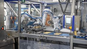 Zwei KR-Agilus-Hygieneroboter verarbeiten bei Vepo Cheese Käse zu Sticks und führen diese der Verpackungsmaschine zu. (Bild: sg)