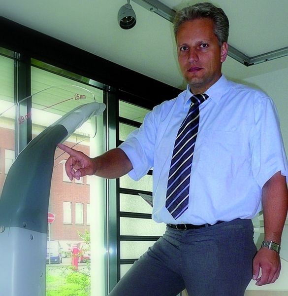 Bild 8: Dr.-Ing. André Kröff, Anwendungstechnik, Leiter Engineering/Simulation Salzgitter Mannesmann Forschung GmbH „Scalight ist ein modulares und skalierbares Karosseriekonzept der Partner Salzgitter AG und Karmann GmbH. Diesem Konzept liegt eine Stahl-Space-frame-Bauweise zugrunde, mit der es möglich ist, unterschiedliche Fahrzeuge im Leichtbau sowie unter wirtschaftlich interessanten Betrachtungen herzustellen.“ Bild: Kuhn (Archiv: Vogel Business Media)