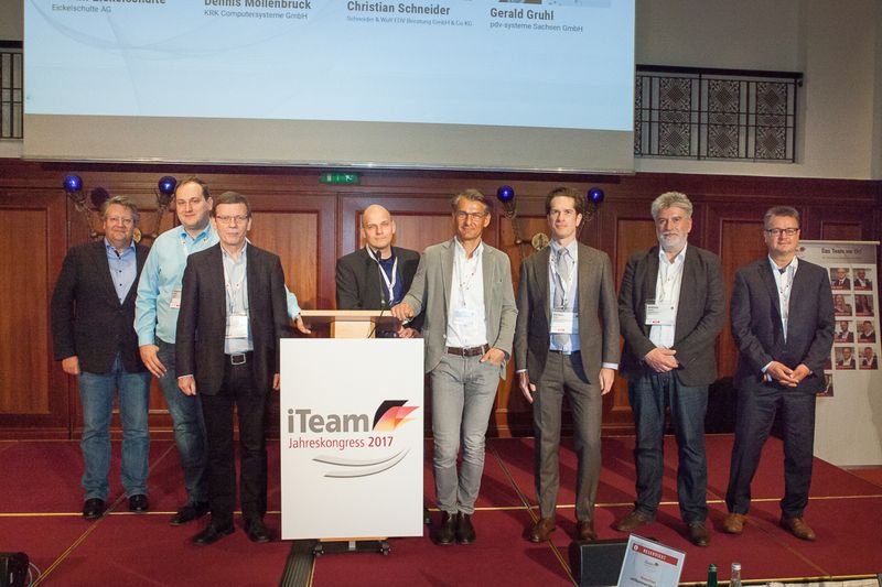 Der iTeam Beirat auf der Bühne: Martin Eickelschulte (Eickelschulte AG), Christian Maaß (maaß IT), Dennis Möllenbruck (KRK Computersysteme GmbH), Christian Schneider (Schneider & Wulf GmbH), Dominic Sander (SANDER informationssysteme GmbH), Andreas Lemcke (PI Informatik GmbH) & Jürgen Gut (IT-On.Net Süd GmbH) (iTeam)