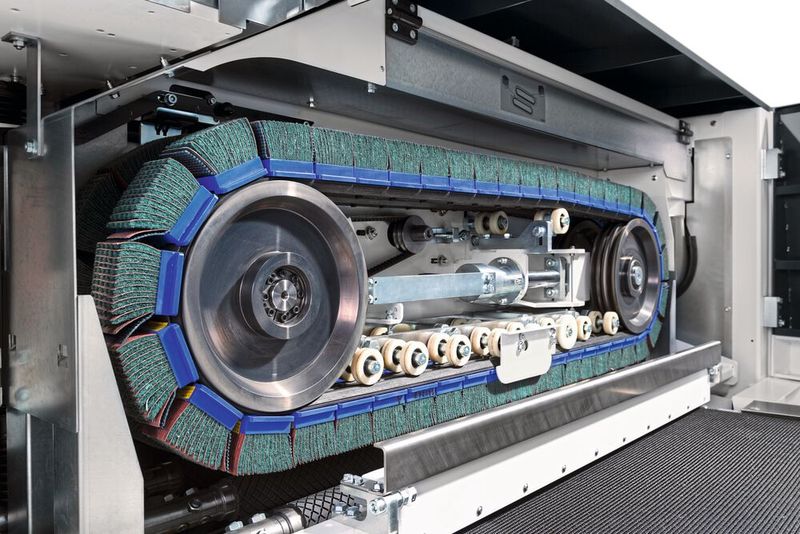 Die Schleif und Entgratmaschine SBM-M S2 kann zur flexiblen Kantenverrundung genauso genutzt werden, wie zum Laserteile entgraten. Durch die beidseitige Bearbeitung der Innen- und Außenkonturen in einem Arbeitsgang wird eine hohe Prozesseffizienz und Zeitersparnis erreicht. (Bild: Lissmac)