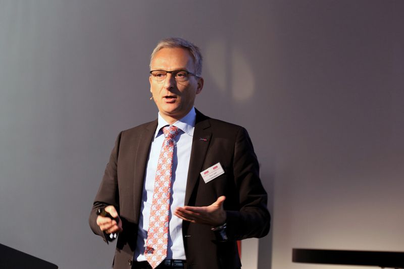 Dipl.-Ing. Rainer Ludorf, Alstom (Schweiz) AG, zeigte anhand seiner Erfahrungen im Turbomaschinenbau auf, dass die Prozessoptimierung übergreifend erfolgen muss, um wirksam zu werden. (Bild: SMM)