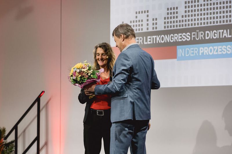 ...um der leitenden PROCESS-Redakteurin Anke Geipel-Kern besonders zu danken – für ihr langjähriges Engagement und ihre Unterstützung des Kongresses in den letzten Jahren.  (Bild: Stefan Bausewein)