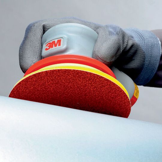 Die neuen Papierscheiben sollen vermeiden, dass sich das Schleifmittel mit Partikeln zusetzt.(Bild:  3M)