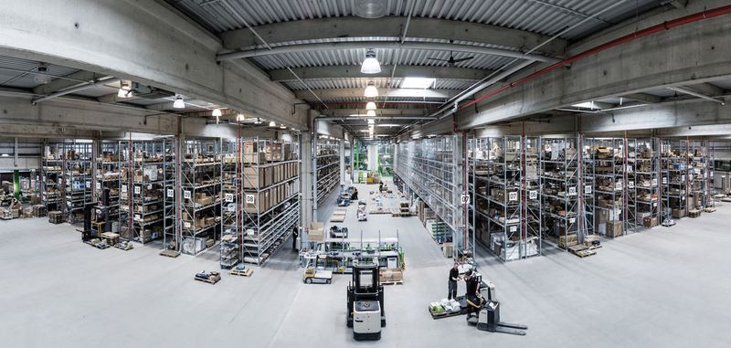Für das neue Zentrallager lieferte und montierte Meta-Regalbau aus Arnsberg eine Paletten- sowie eine Fachbodengeschossanlage. (Bild: Meta)