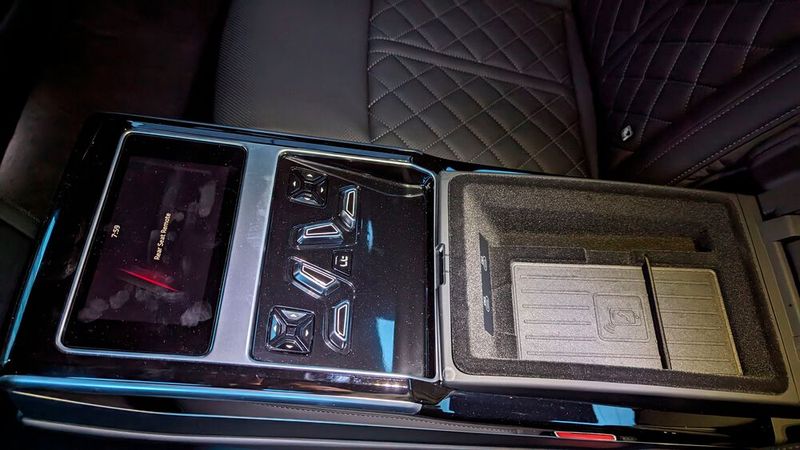 Die Einzelsitze hinten (plus 3.434,99 Euro) lassen sich getrennt einstellen. (Bild: Rosenow – VCG)