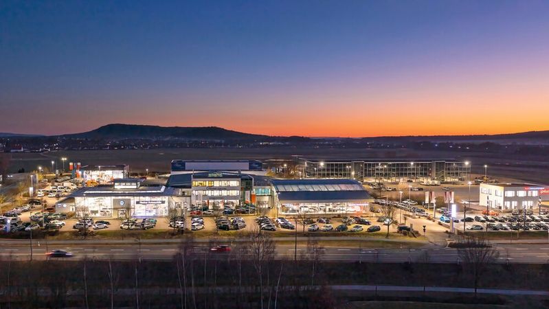 Seinen Bestand – wie hier am Hauptstandort in Neumarkt in der Oberpfalz – effizient verwalten und vor allem Kunden einen lückenlosen Betreuungsprozess bieten: Das will Fischer Automobile mit einem selbst entwickelten Bestandsmanagementsystem gewährleisten.(Bild:  Fischer Automobile)