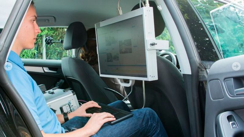 An der Kopfstütze des Beifahrersitzes ist das VTK-Bedienterminal bestehend aus einem 24,5-Zoll-Bildschirm und Funk-Tastatur angebracht. (Bild: Ergoneers)
