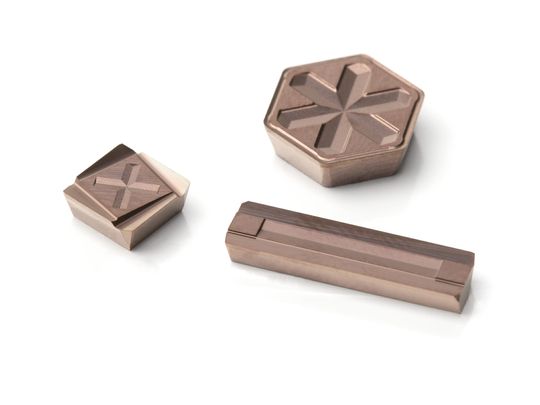 (Die neuen Schneidstoffe HP016 und HP018 von Mapal sind speziell auf die besonderen Anforderungen beim Reiben und Feinbohren von hochlegierten und rostfreien Stählen sowie Stahlguss und gehärtetem Stahl ausgelegt. (Bild: Mapal Präzisionswerkzeuge Dr. Kress KG))