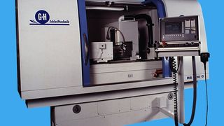 Die B-Achse der Rundschleiofmaschine ermöglicht stufenloses Schwenken des Schleifspindelstockes mit einer Auflösung von 0,001°; die rechte Schleifscheibe kann zum Planschleifen, zum Außenrundschleifen im Schrägeinstich oder zum Kegelschleifen verwendet werden.  Bild: geibel & Hotz (Archiv: Vogel Business Media)